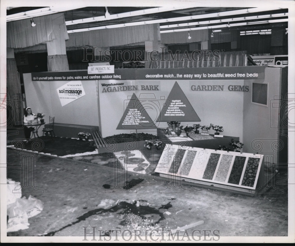 1969 Press Photo Home & flower show displays at areana in Cleveland