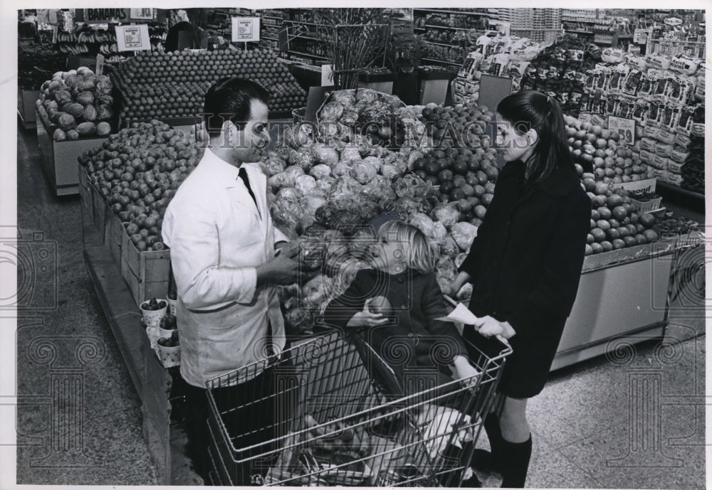 1968 Press Photo Produce Dept Southgate Shop Center Store