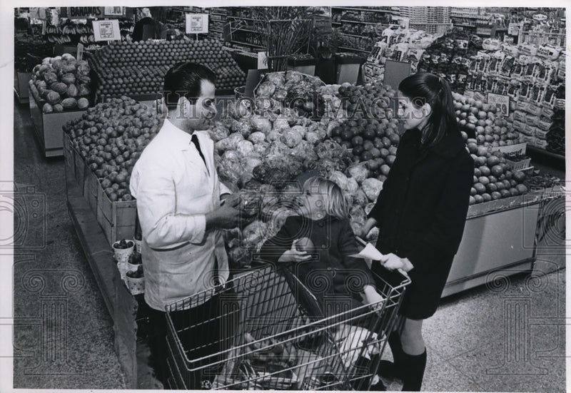 Load image into Gallery viewer, 1968 Press Photo Produce Dept Southgate Shop Center Store
