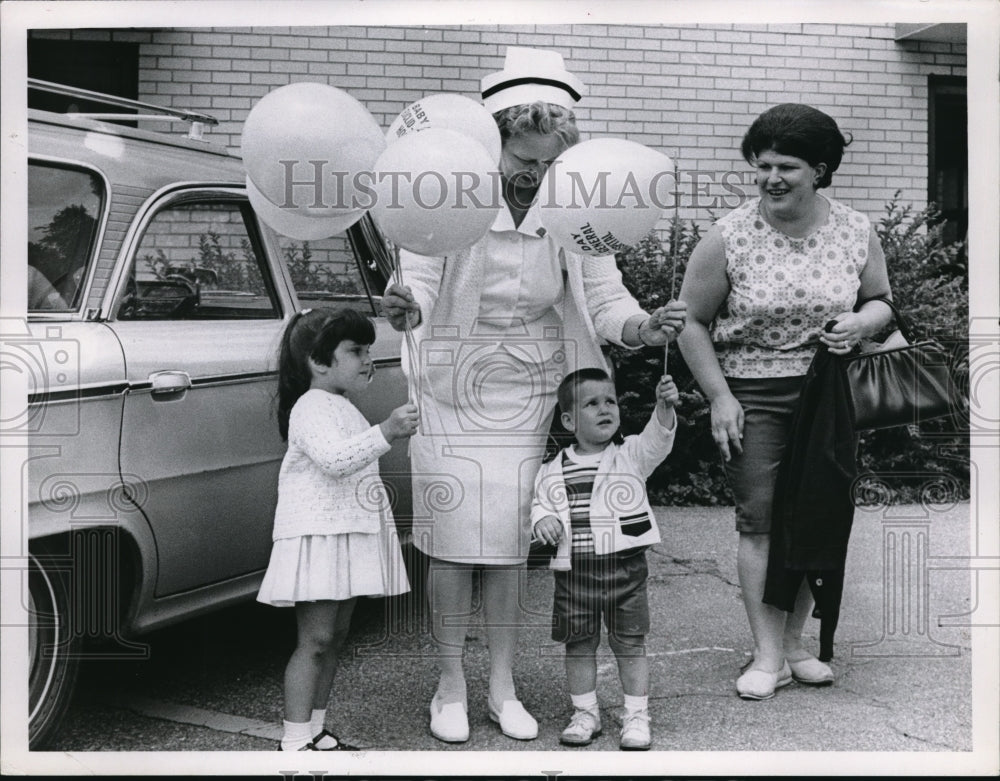 1968 Press Photo Angela Michael Sferrazza Glenville Hospital