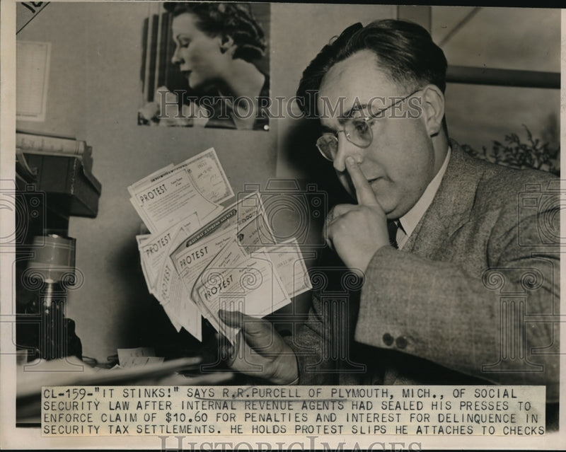 Load image into Gallery viewer, 1940 Press Photo RR Purcell of Plymouth Mich &amp; IRS tax slips
