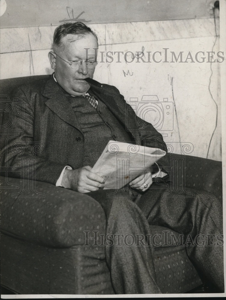 1939 Press Photo Leon Phillips Reading Newspaper Businessman