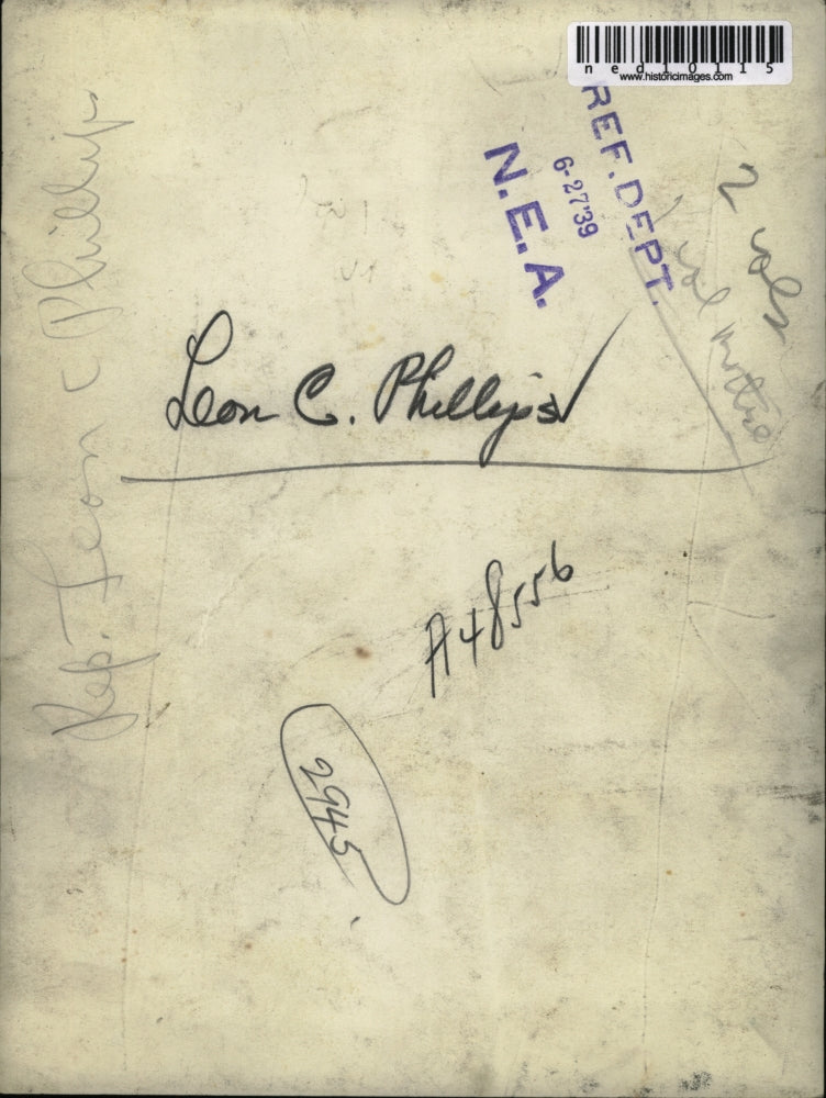 1939 Press Photo Leon Phillips Reading Newspaper Businessman