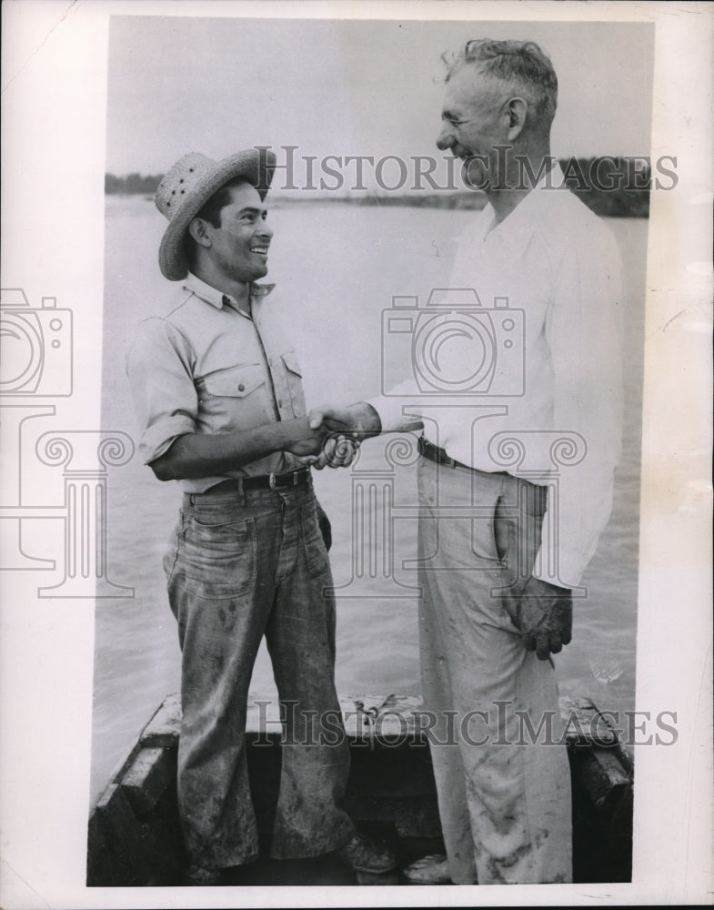 Load image into Gallery viewer, 1935 Press Photo Rio Grande Frank Ferree Texas Antonio Rodriguez Shaking Hands
