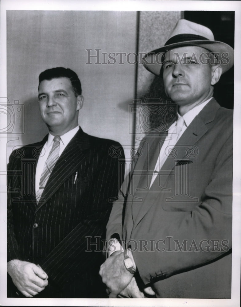1954 Press Photo Det. George Prather and Capt. John Monroe face bribery charges