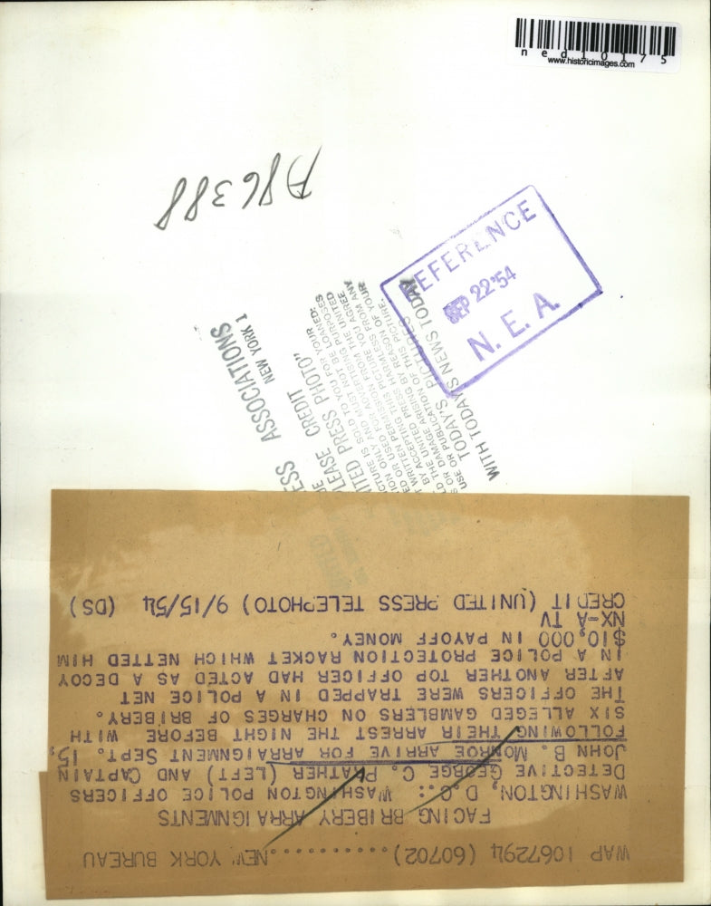 1954 Press Photo Det. George Prather and Capt. John Monroe face bribery charges