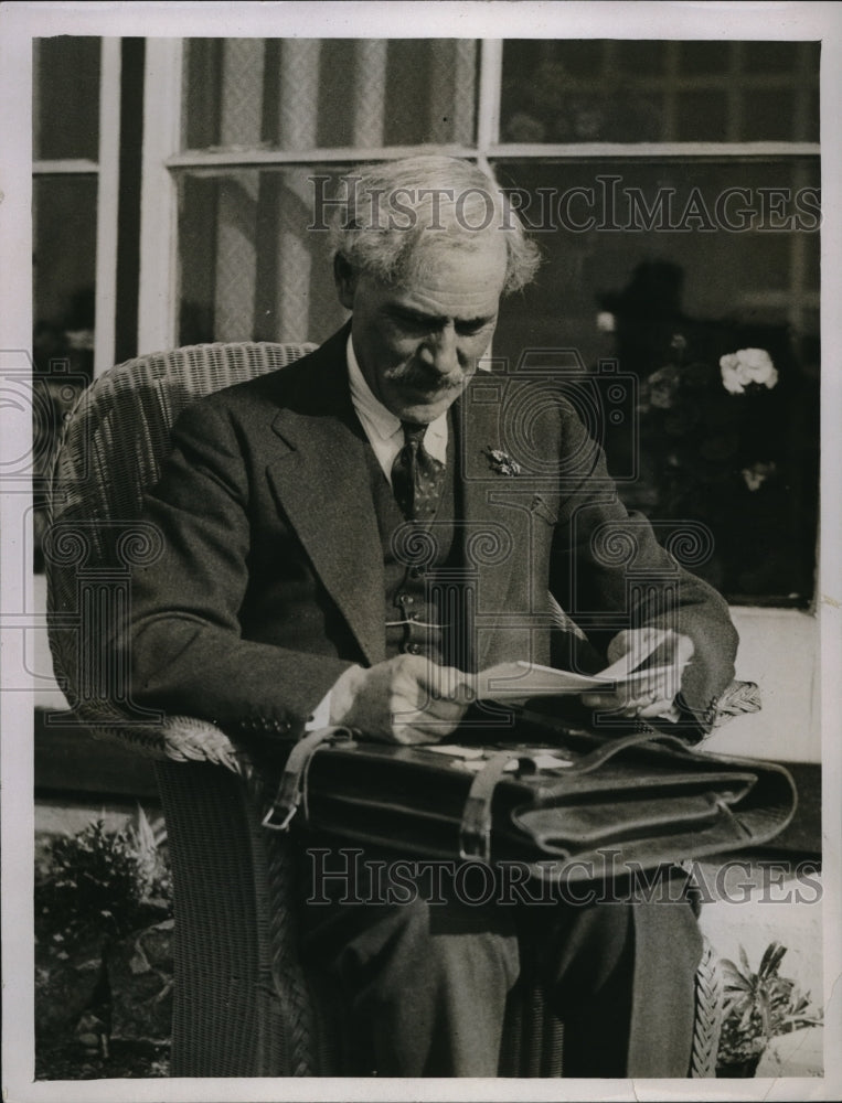 1931 Press Photo Ramsay MacDonald reading dispatches from London at his home