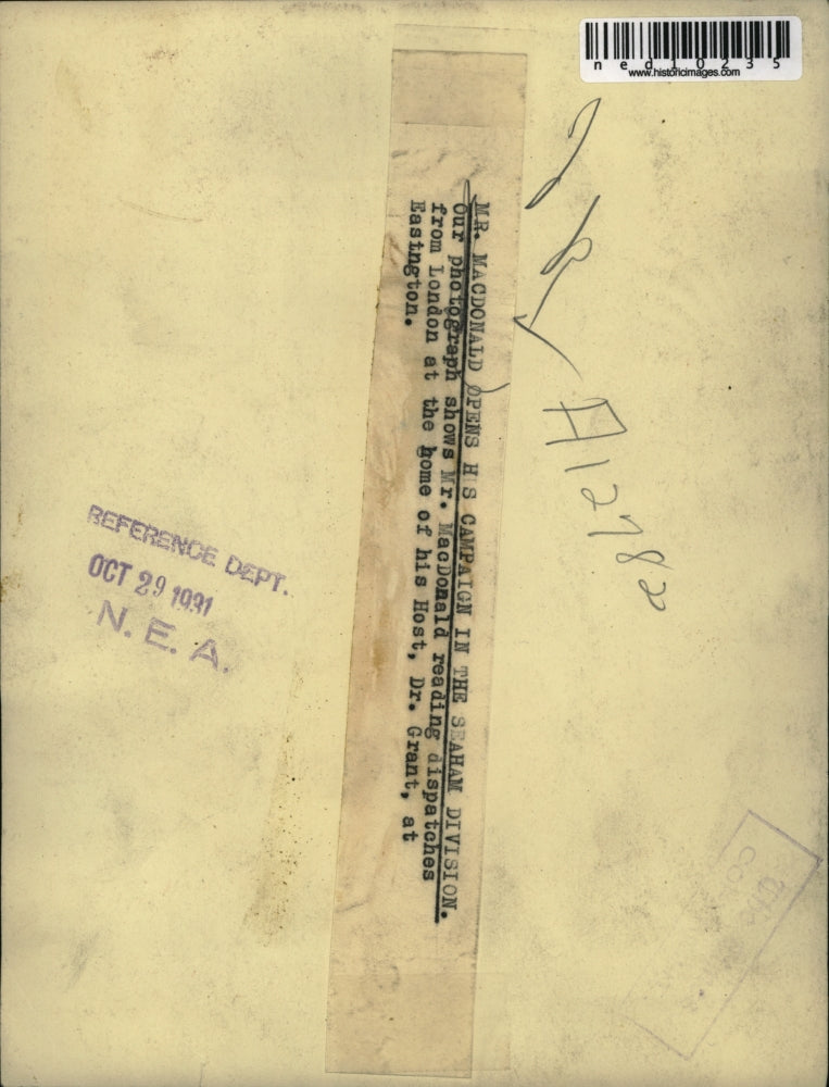 1931 Press Photo Ramsay MacDonald reading dispatches from London at his home