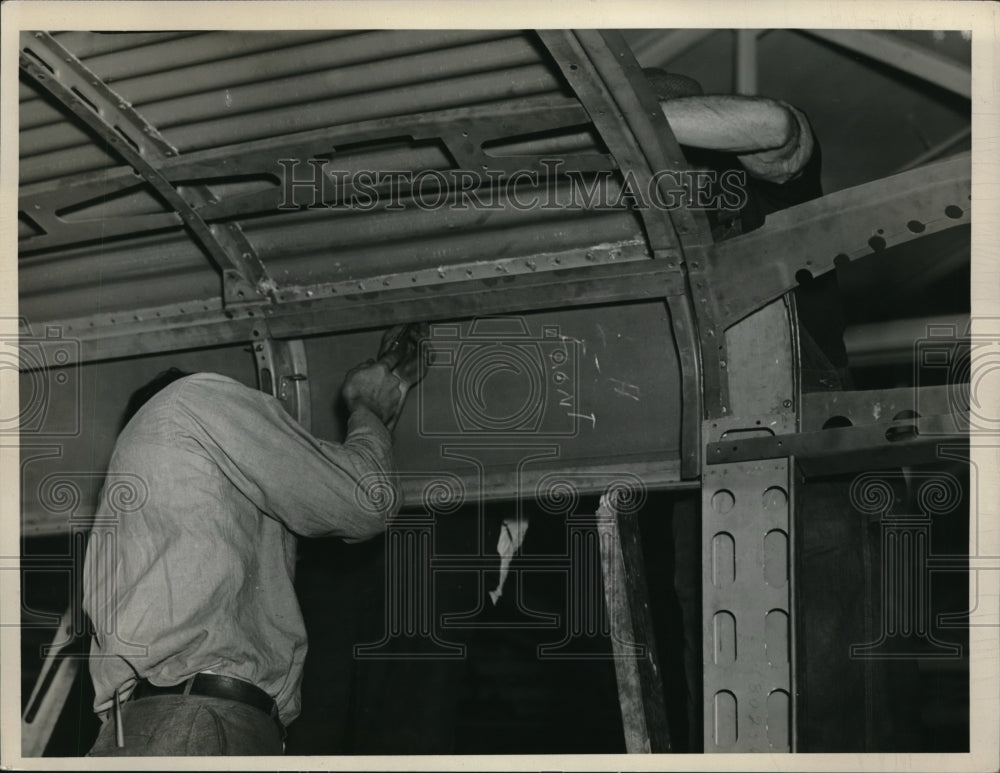 1937 Press Photo The repair of a bus' roof