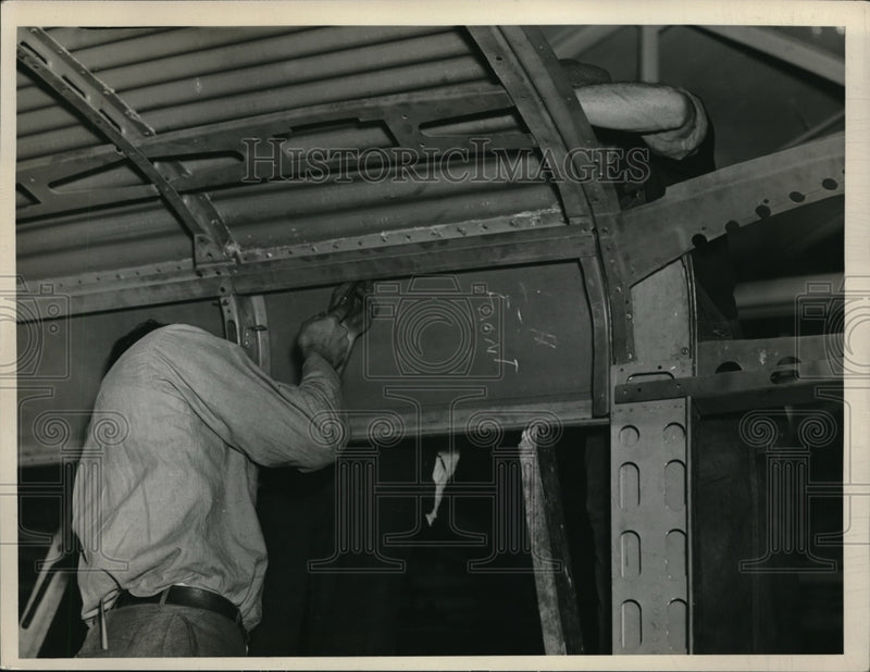 Load image into Gallery viewer, 1937 Press Photo The repair of a bus' roof
