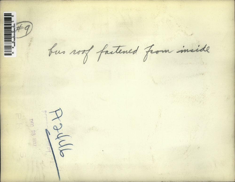 1937 Press Photo The repair of a bus' roof