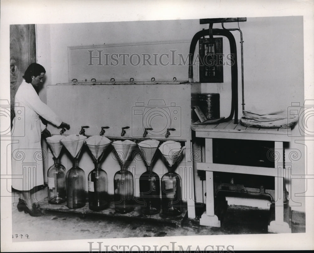1935 Press Photo Perfume  Alcohol saturated with natural flower esscence- Historic Images