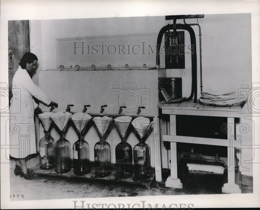 1935 Press Photo Perfume  Alcohol saturated with natural flower esscence- Historic Images