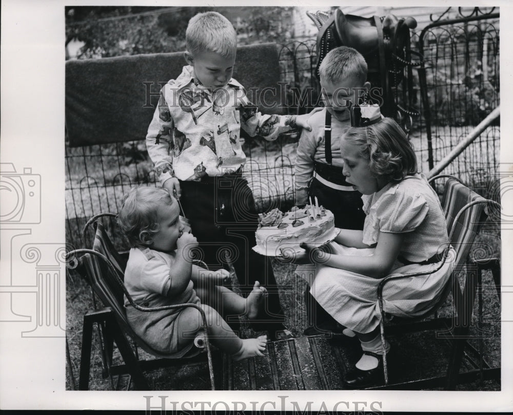 1953 Press Photo McArthur children celebrating a birthday - ned10321