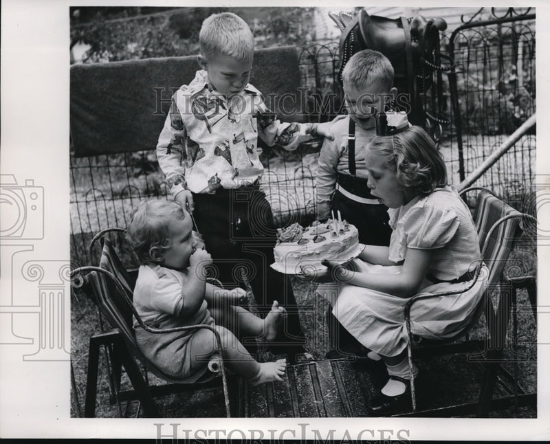Load image into Gallery viewer, 1953 Press Photo McArthur children celebrating a birthday - ned10321

