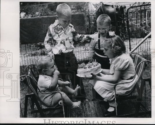 1953 Press Photo McArthur children celebrating a birthday - ned10321