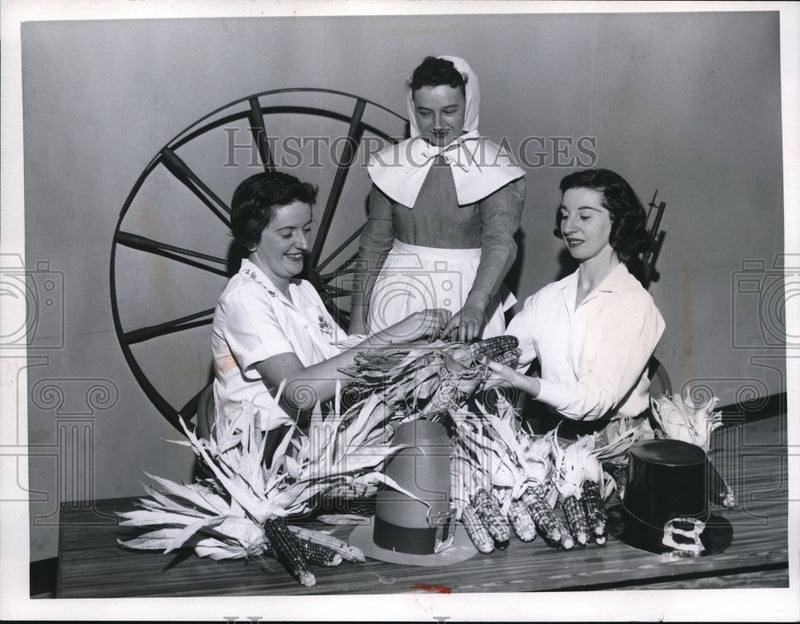 Load image into Gallery viewer, 1960 Press Photo Mothers planning a "Pilgrim Holiday" for St. James School.
