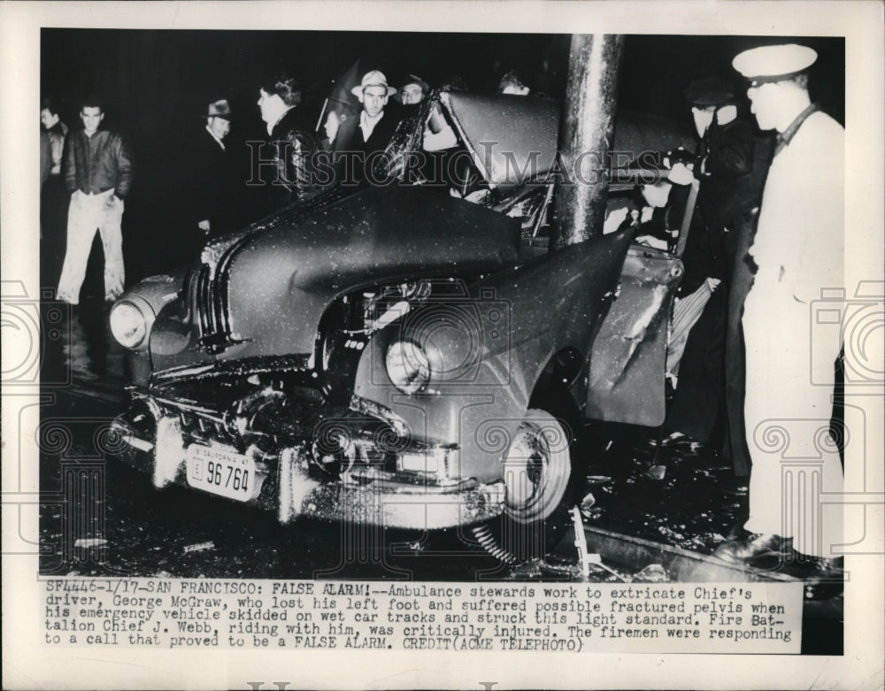 1950 Press Photo Ambulance Stewards Work To Extricate George McGraw