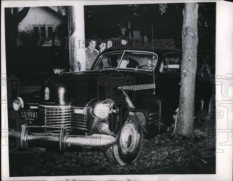 Load image into Gallery viewer, 1950 Press Photo Frederick Gruet And Two Others Trapped Between Tree And Pole
