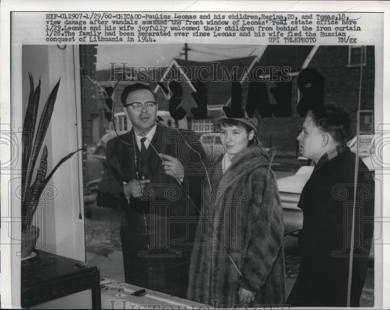 Load image into Gallery viewer, 1960 Media Photo Paulius Leonas and children Regina and Tomas in Chicago
