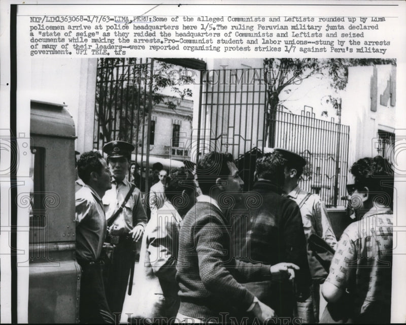 Load image into Gallery viewer, 1963 Press Photo Alleged Communist and leftist rounded up by Lima Policeman
