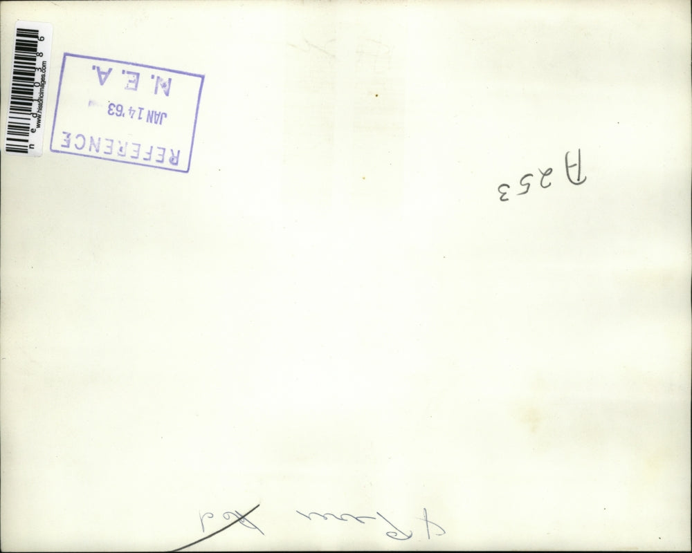 1963 Press Photo Alleged Communist and leftist rounded up by Lima Policeman