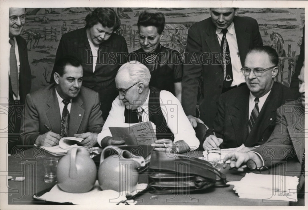 1952 Press Photo Charles Gabriel, WD Sparling & TW Robertson on raise contract
