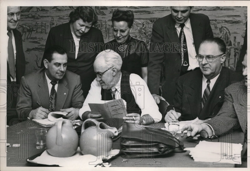 Load image into Gallery viewer, 1952 Press Photo Charles Gabriel, WD Sparling &amp; TW Robertson on raise contract
