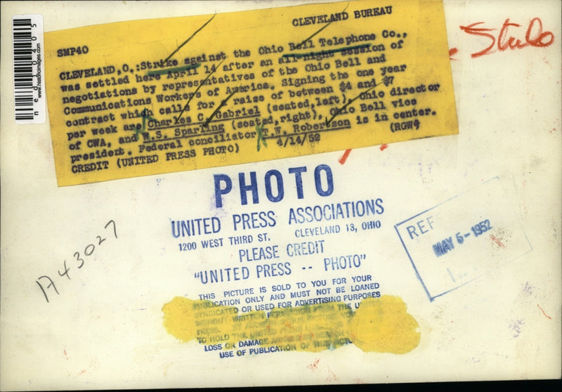 Load image into Gallery viewer, 1952 Press Photo Charles Gabriel, WD Sparling &amp; TW Robertson on raise contract
