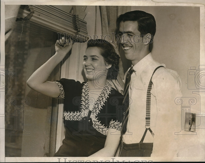 Load image into Gallery viewer, 1940 Media Photo Mr &amp; Mrs Thomas Phelps Honeymooning King &amp; Queen in New York
