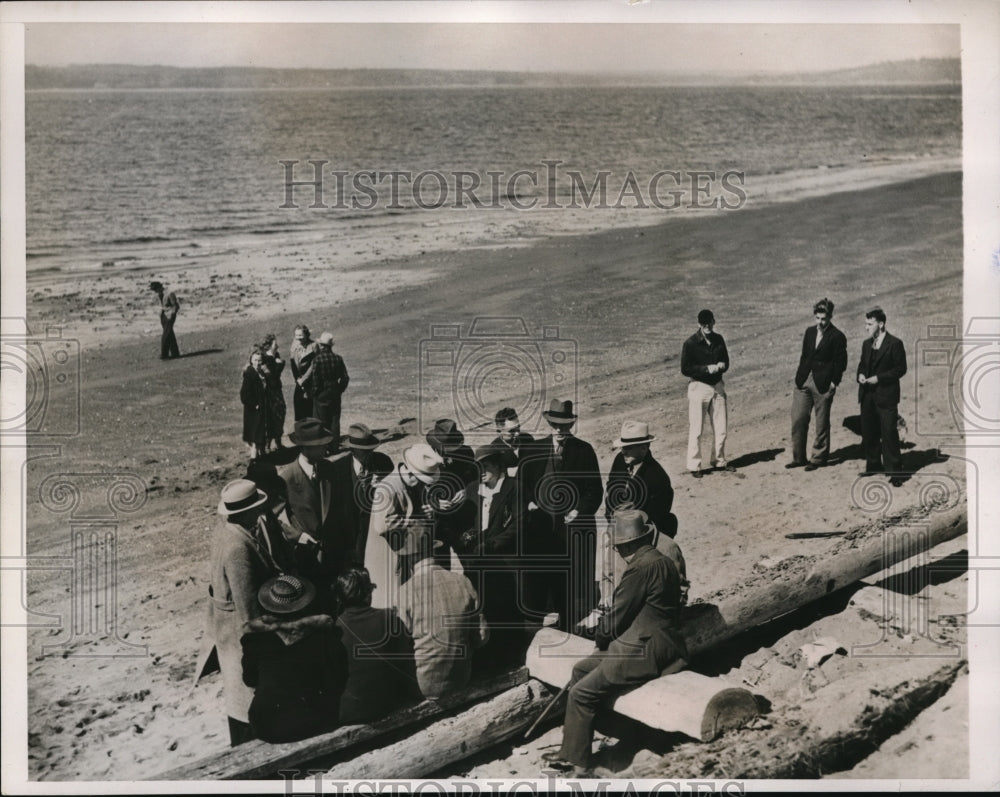 1938 Media Photo Disconsolate Over Killing Girl, Youth Walks Alone
