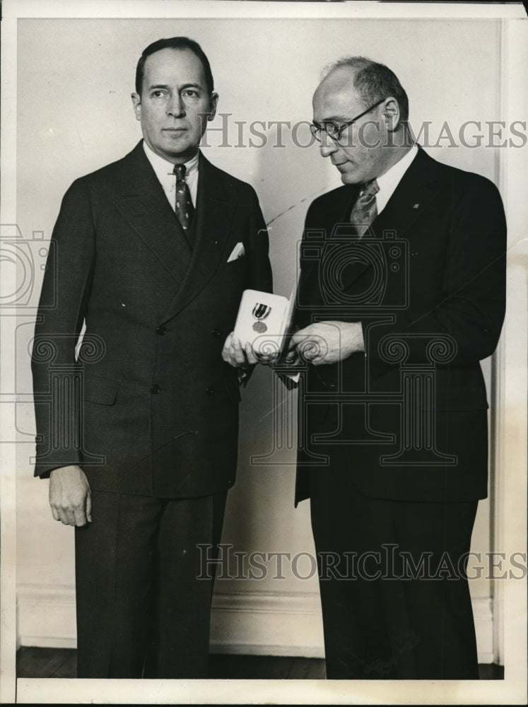 1931 Press Photo Paul Wolman and Gen. Douglas MacArthur looking at a medal