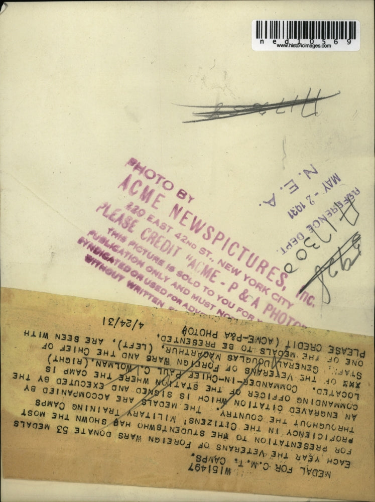 1931 Press Photo Paul Wolman and Gen. Douglas MacArthur looking at a medal