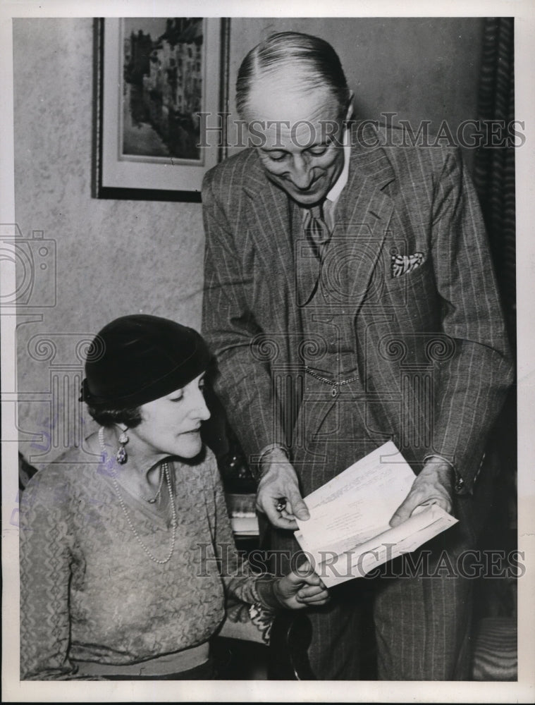 Load image into Gallery viewer, 1937 Media Photo British Sir Evelyn &amp; Lady Wrench on lecture in the US
