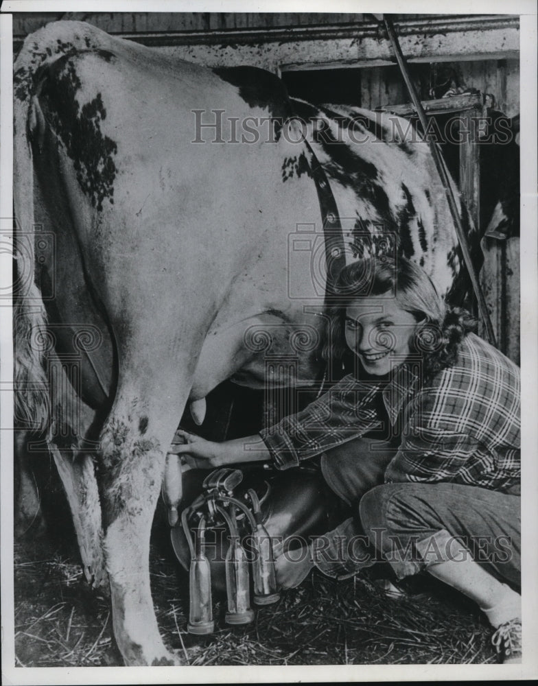 Load image into Gallery viewer, 1949 Press Photo Shirley Everett, Account executive and farmer
