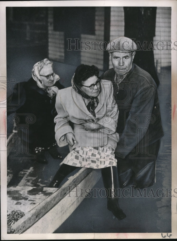 1952 Press Photo Sioux City Iowa John Eastwood helps Mrs B Arthur into boat