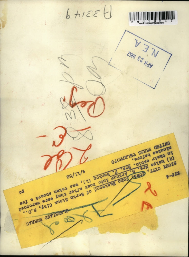 1952 Press Photo Sioux City Iowa John Eastwood helps Mrs B Arthur into boat