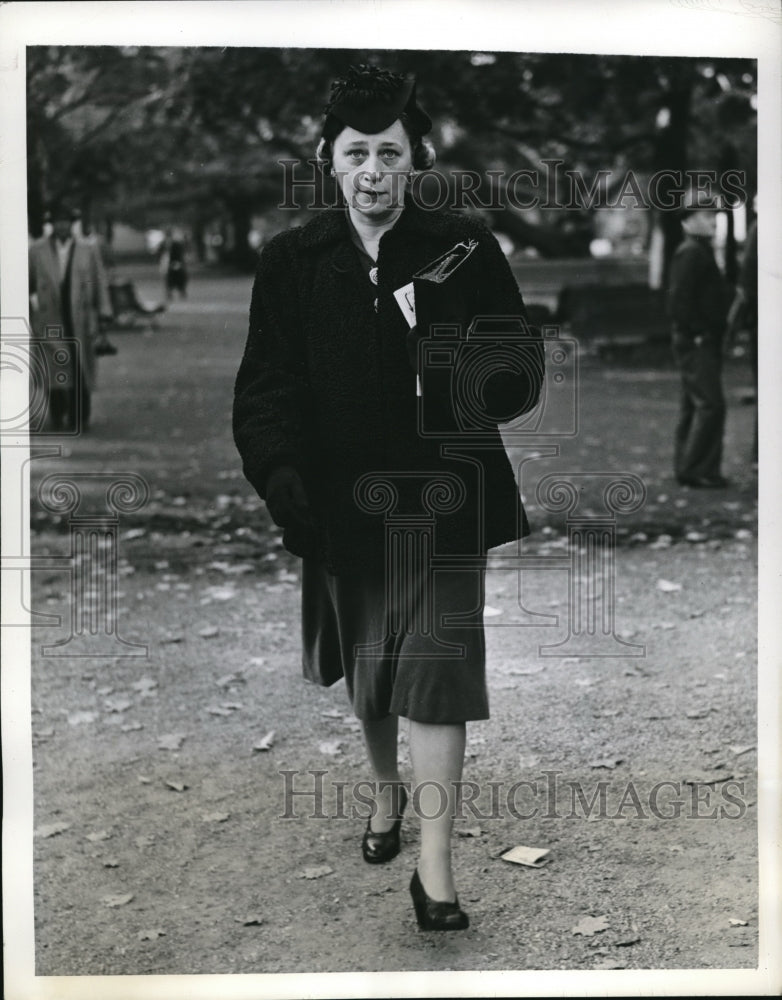 Load image into Gallery viewer, 1941 Media Photo Mrs Isabel Dodge Sloane at Belmont Park races in NY
