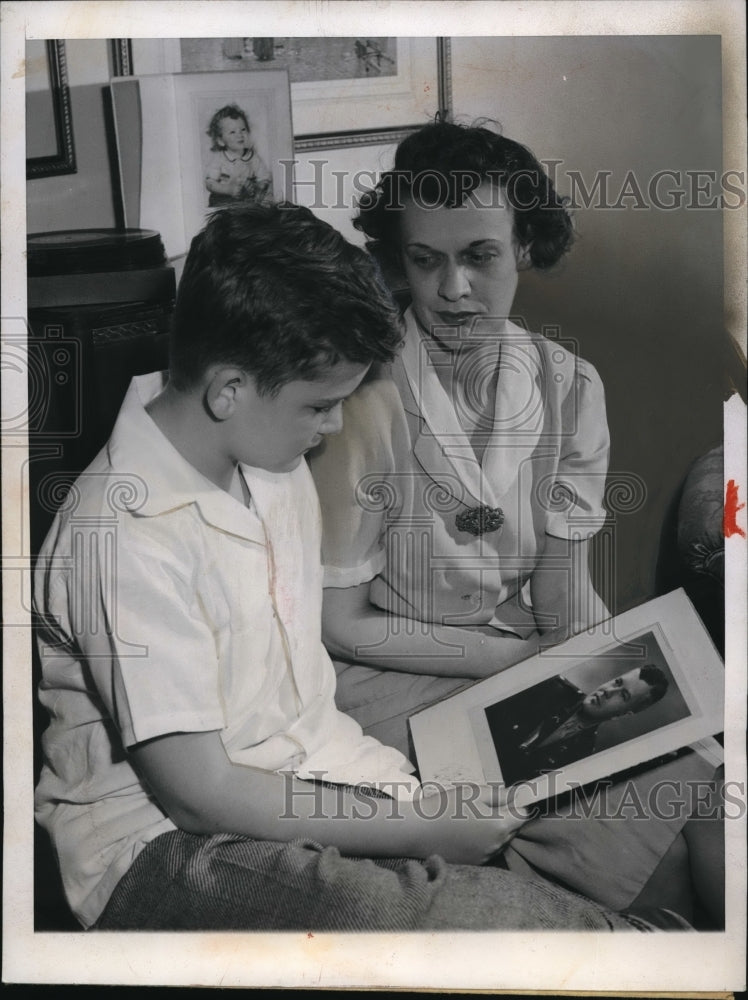 1946 Media Photo Chicago Jimmy Elder & mom Mrs P Elder & pic of dad Lt Col James