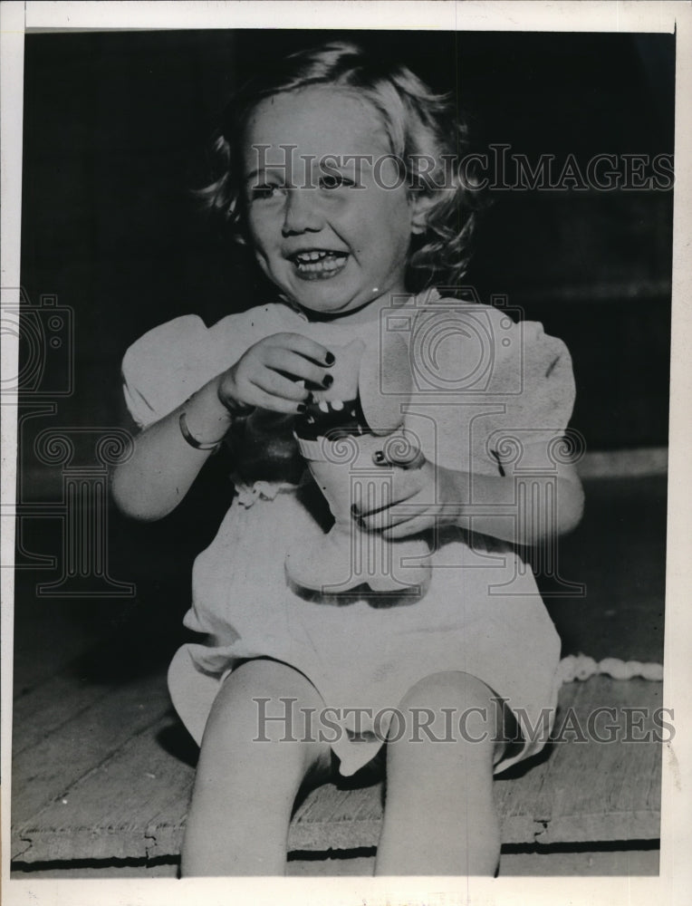 Load image into Gallery viewer, 1947 Media Photo Belleville Ill Deanna Darline Herkel on return home from John
