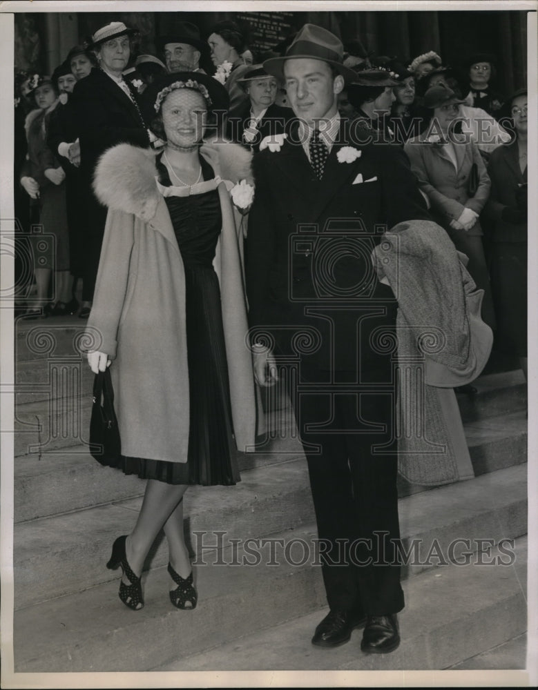 Load image into Gallery viewer, 1938 Media Photo New York Miss Marianne Ward and Gordon Hoover on Park Ave
