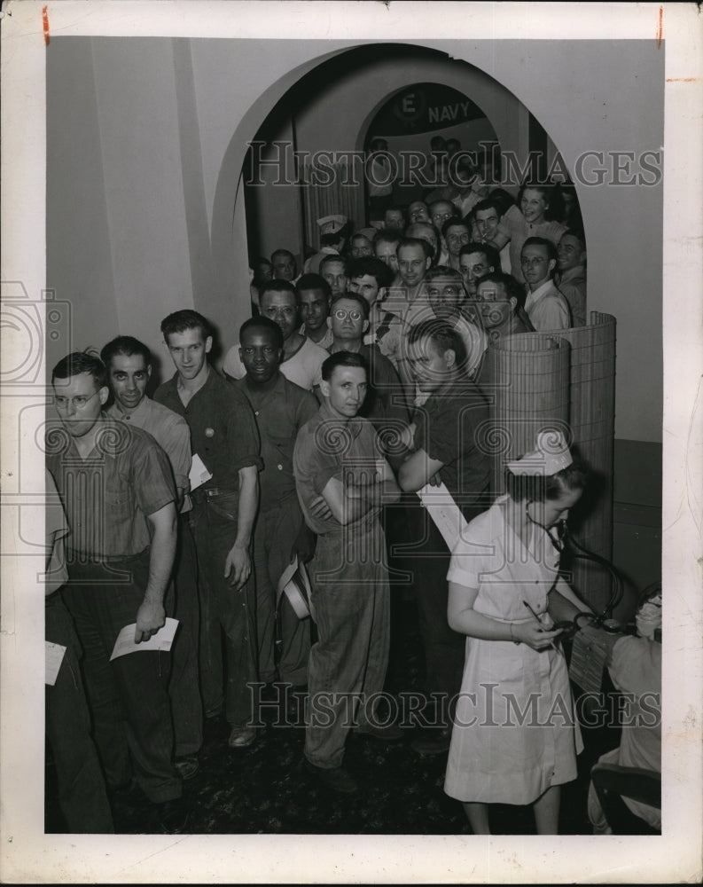 Load image into Gallery viewer, 1944 Media Photo Afternoon crowd at Red Cross donor center in Cleveland
