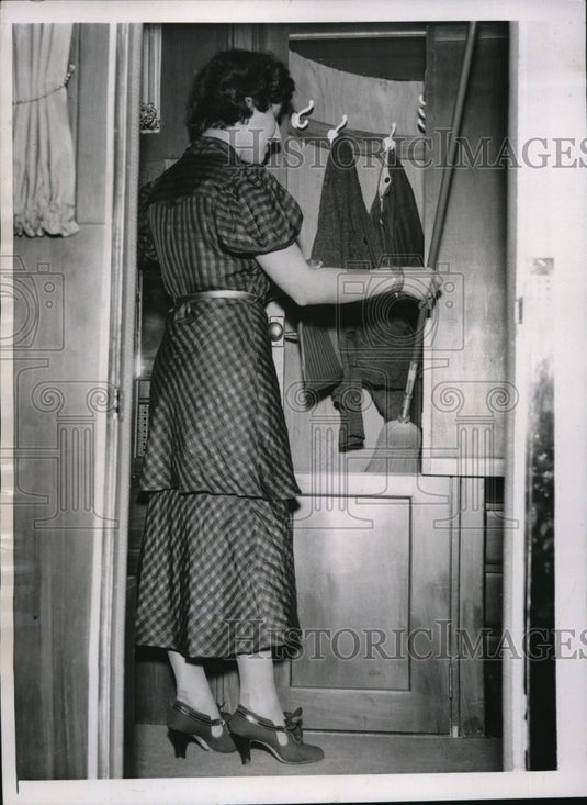 1937 Media Photo Disappearing closet in a Marshall land yacht trailer