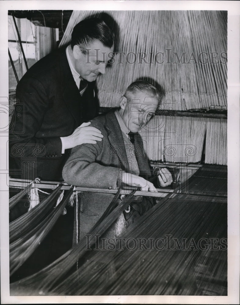 Load image into Gallery viewer, 1953 Press Photo Braintree England David Eccles &amp; Bill Beard making Damask
