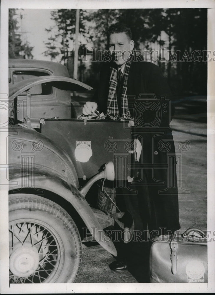 Load image into Gallery viewer, 1937 Media Photo Walt Elliott of Univ of Wash football heads to game by car
