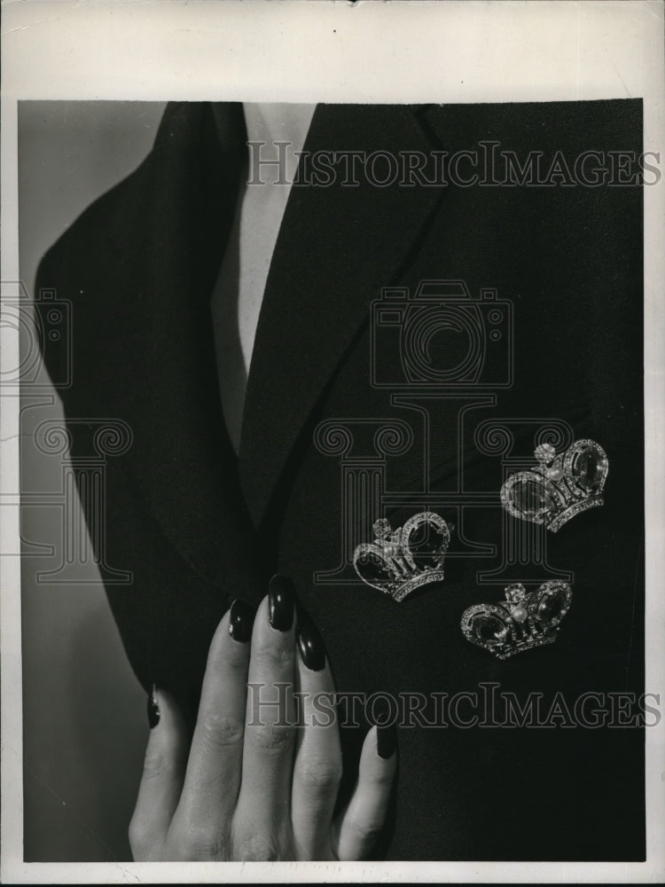 Load image into Gallery viewer, 1944 Media Photo Jeweled c brooches designed by Clifford Furst
