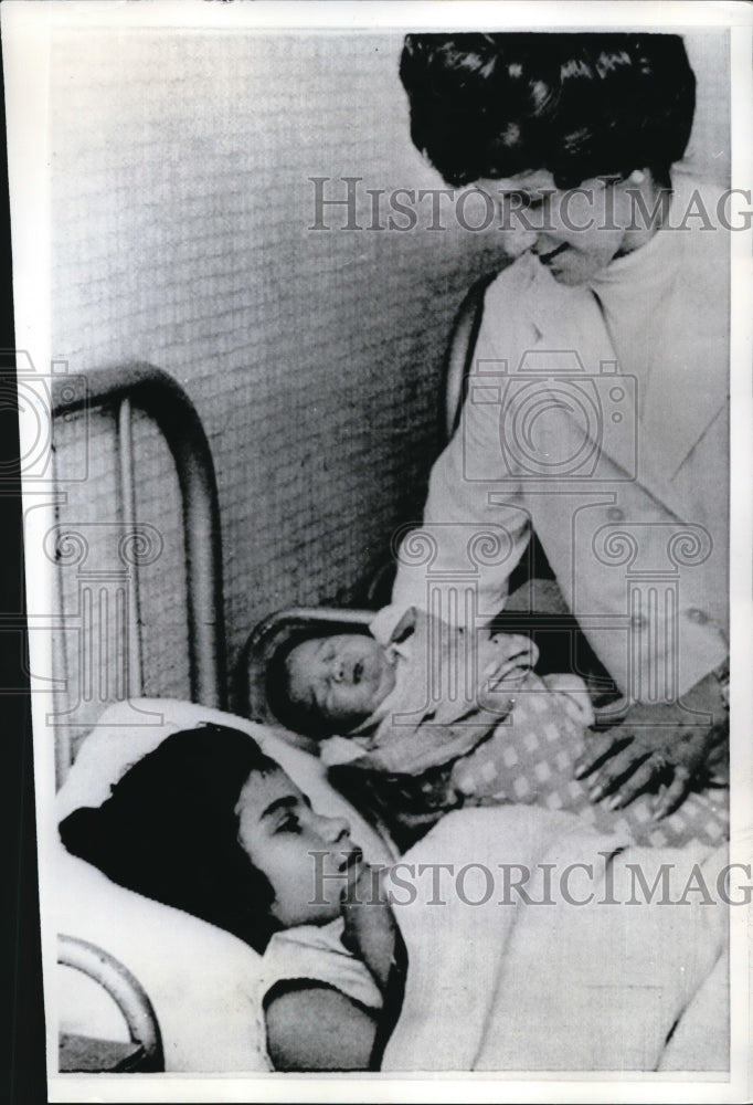 Load image into Gallery viewer, 1971 Press Photo Buenos Aires Argentina Mirta Aires &amp; baby son Ramon
