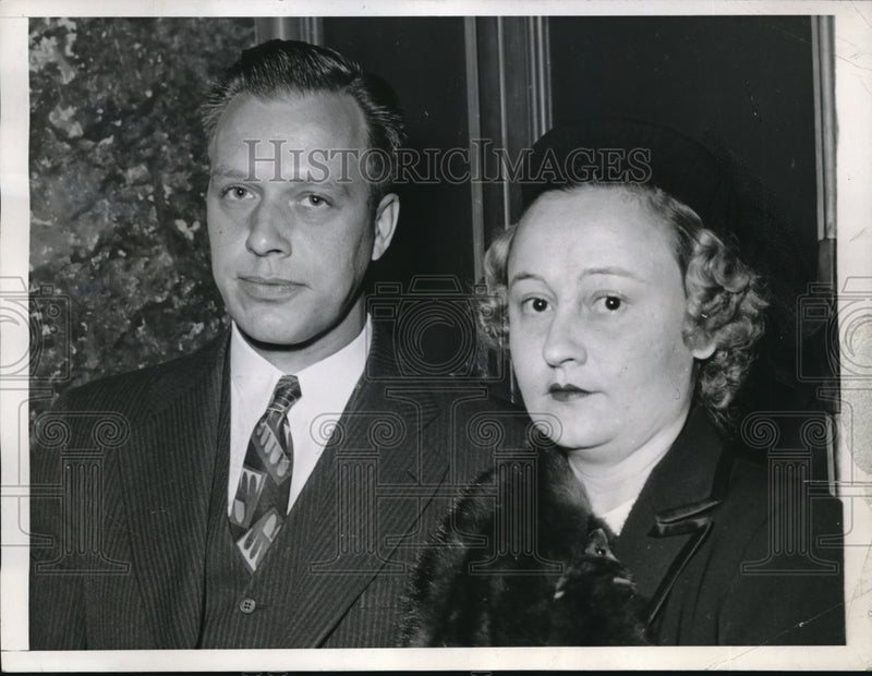 Load image into Gallery viewer, 1944 Media Photo St Louis Mo Presley Anheuser &amp; wife at court for draft evasion
