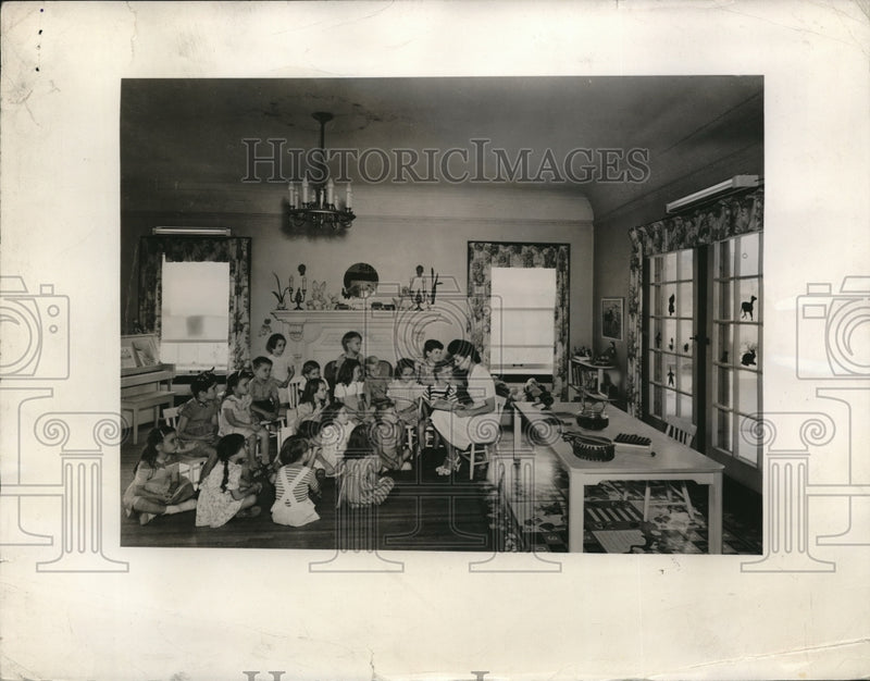 Load image into Gallery viewer, 1946 Media Photo Amb CGardens school in LA Calif with GE ultraviolet lamps
