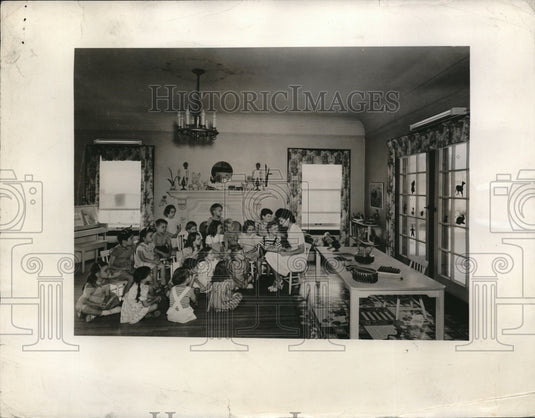1946 Media Photo Amb CGardens school in LA Calif with GE ultraviolet lamps
